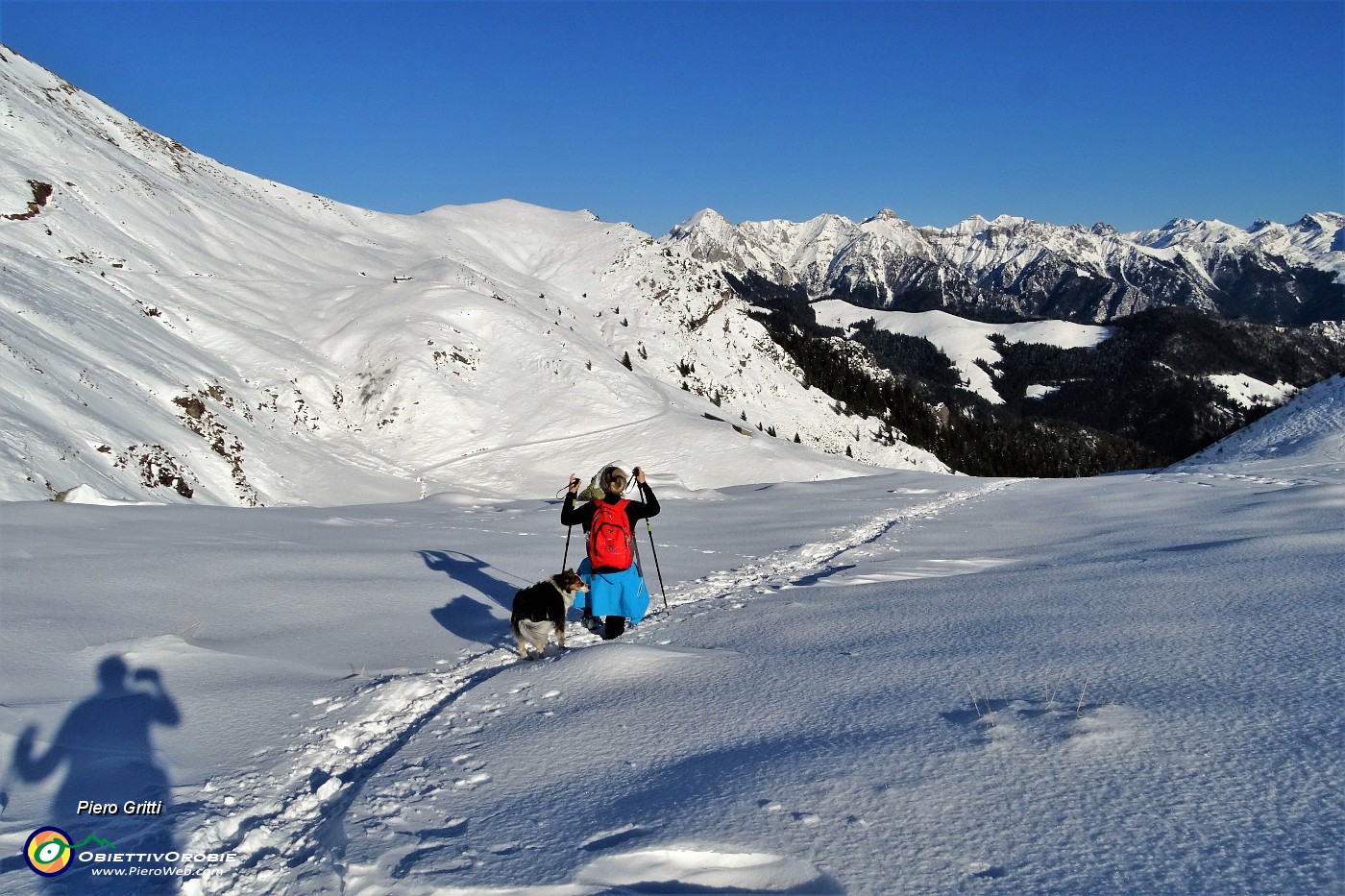 35 Ci abbassiamo con vista verso le Prealpi Orobiche.JPG